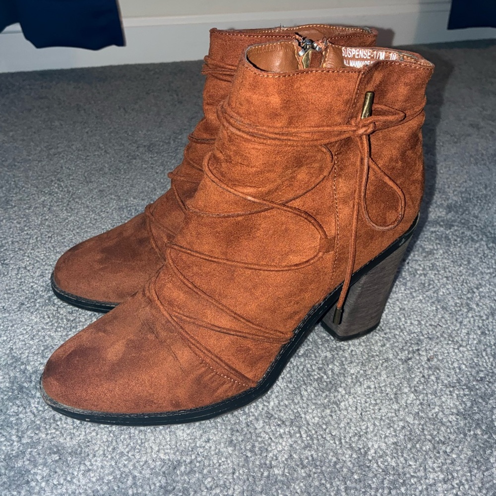 BAMBOO Suede Heeled Lace-Up Design Ankle Booties in Camel